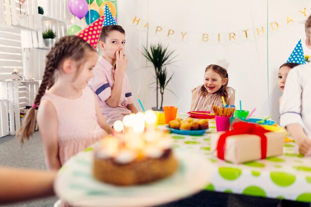 Niños divirtiéndose en una habitación decorada