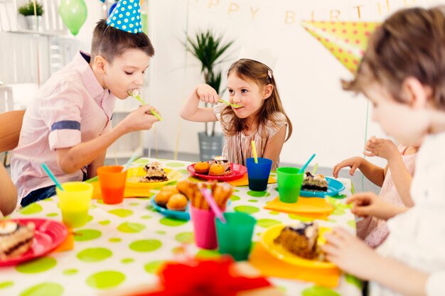 Niños divirtiéndose en una habitación decorada