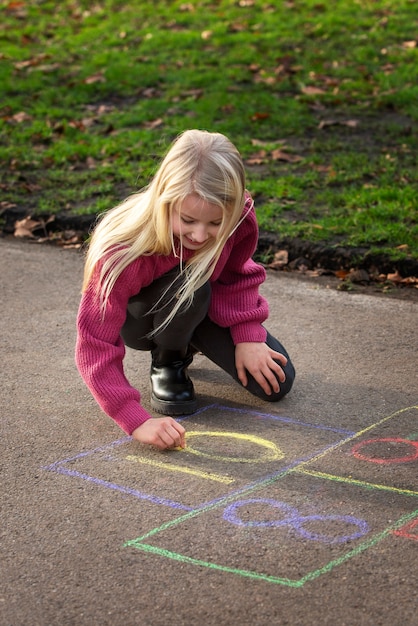 Niños divirtiéndose con juegos tradicionales