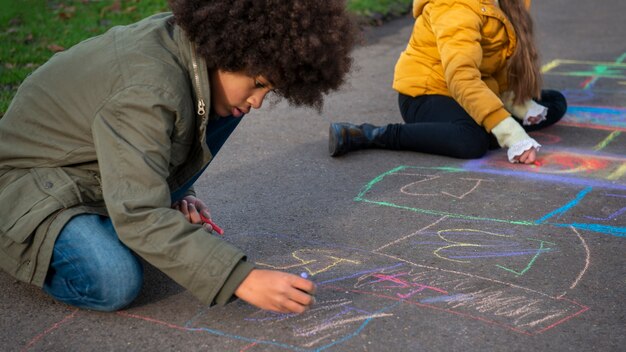 Niños divirtiéndose con juegos tradicionales