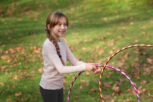 Niños divirtiéndose con juegos tradicionales