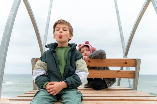 Foto gratuita niños divirtiéndose juntos junto al mar.