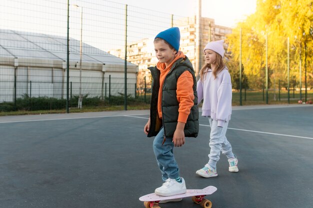 Niños divirtiéndose juntos