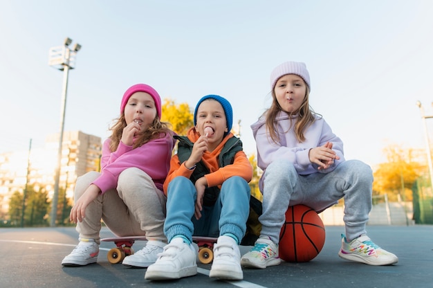 Foto gratuita niños divirtiéndose juntos