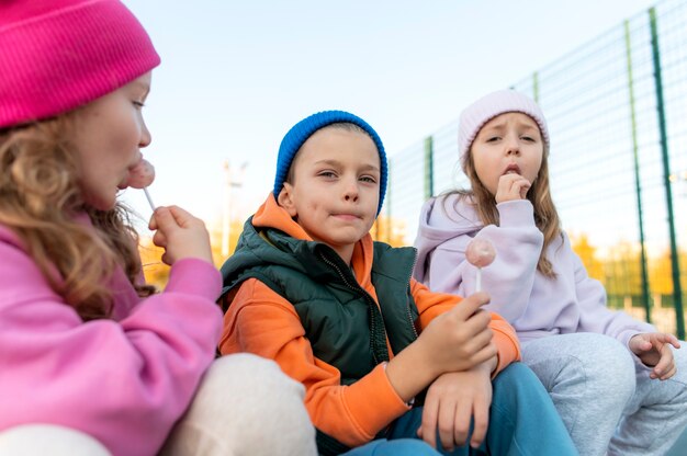 Niños divirtiéndose juntos