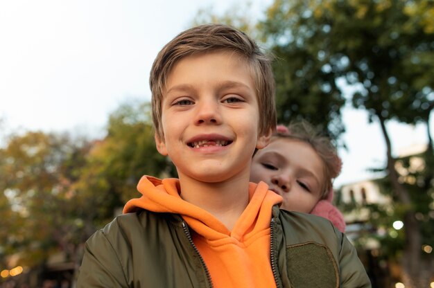 Niños divirtiéndose juntos