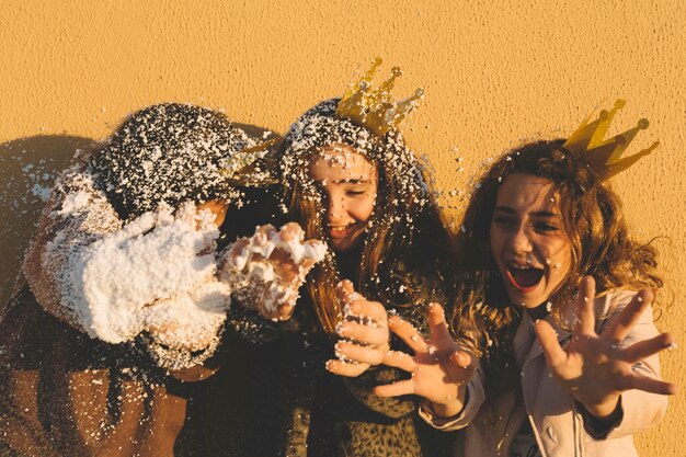 Niños divirtiéndose con nieve artificial