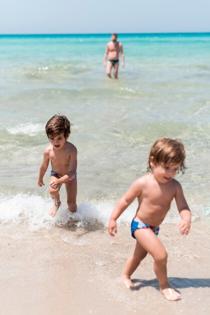 Niños divirtiéndose a la orilla del mar.