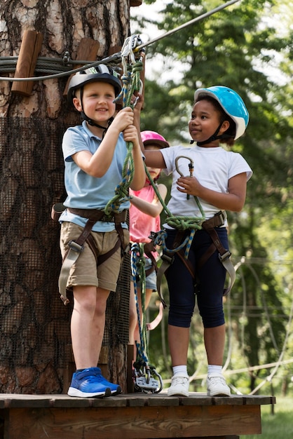 Foto gratuita niños divirtiéndose en un parque de aventuras.