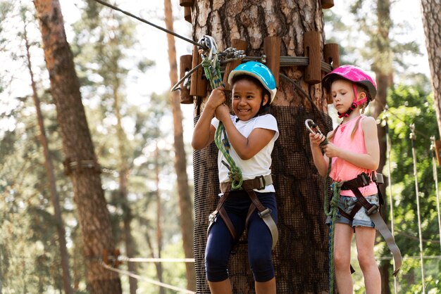 Niños divirtiéndose en un parque de aventuras.