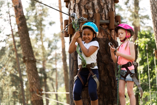 Niños divirtiéndose en un parque de aventuras.