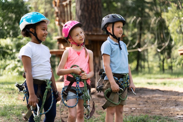 Foto gratuita niños divirtiéndose en un parque de aventuras.