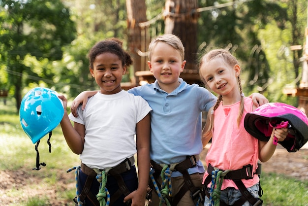 Niños divirtiéndose en un parque de aventuras.