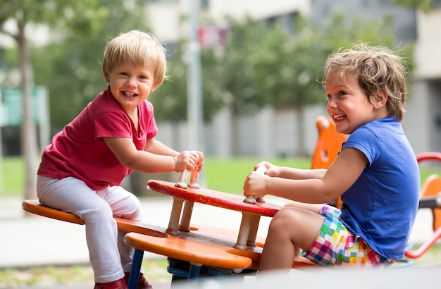 Foto gratuita niños divirtiéndose en el patio de recreo