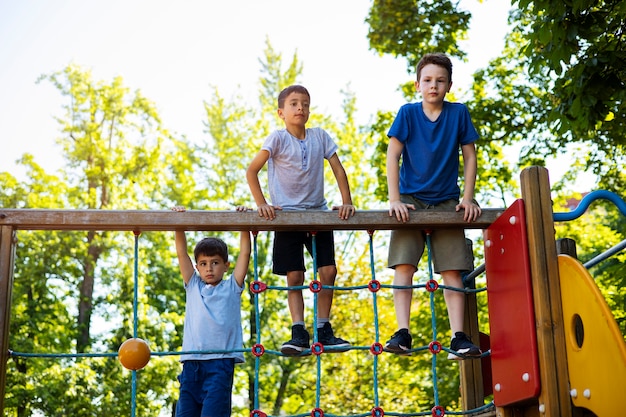 Niños divirtiéndose en el patio de recreo.