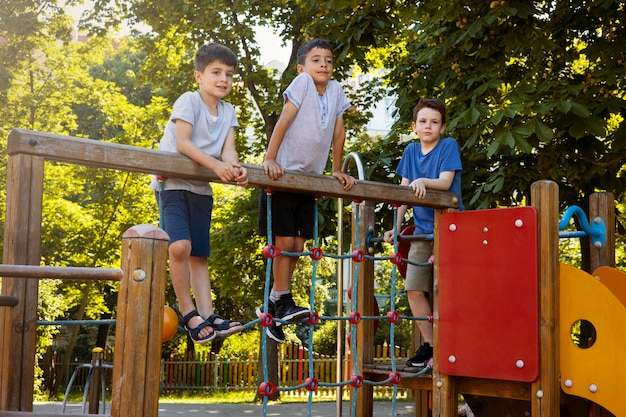 Niños divirtiéndose en el patio de recreo.