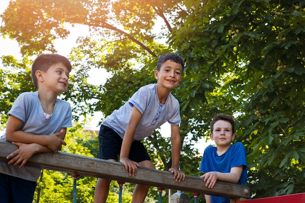 Niños divirtiéndose en el patio de recreo.