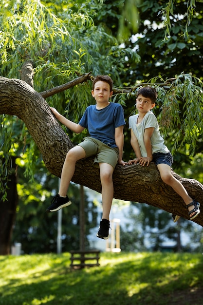 Foto gratuita niños divirtiéndose en el patio de recreo.