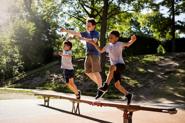 Niños divirtiéndose en el patio de recreo.