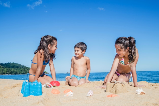 Foto gratuita niños divirtiéndose en la playa