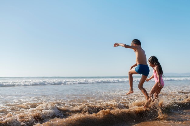 Niños divirtiéndose en la playa