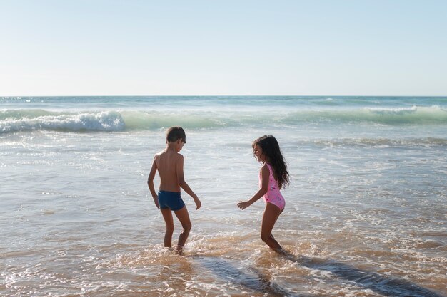 Niños divirtiéndose en la playa