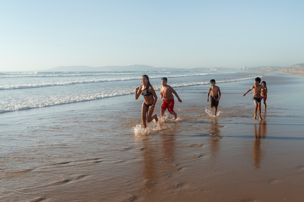 Foto gratuita niños divirtiéndose en la playa