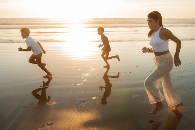 Niños divirtiéndose en la playa