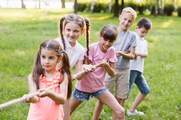 Niños divirtiéndose en el tira y afloja