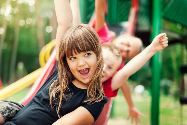 Niños divirtiéndose en el tobogán