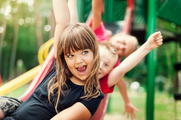 Niños divirtiéndose en el tobogán