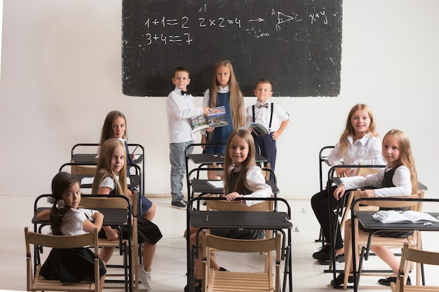 Foto gratuita niños en edad escolar en el aula en la lección.