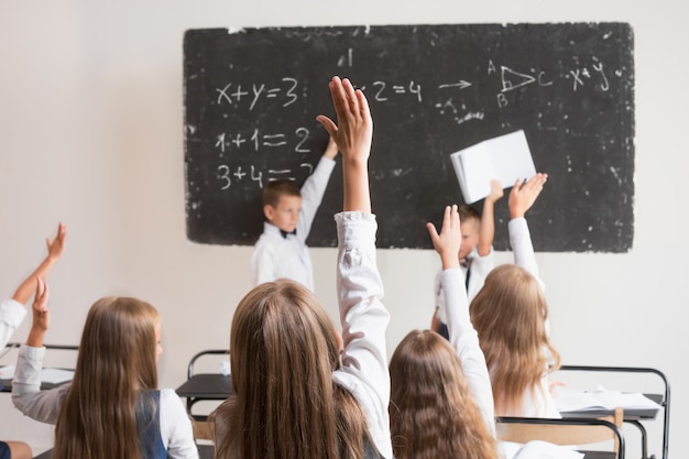 Niños en edad escolar en el aula en la lección.