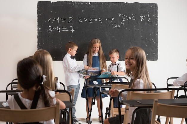 Niños en edad escolar en el aula en la lección.