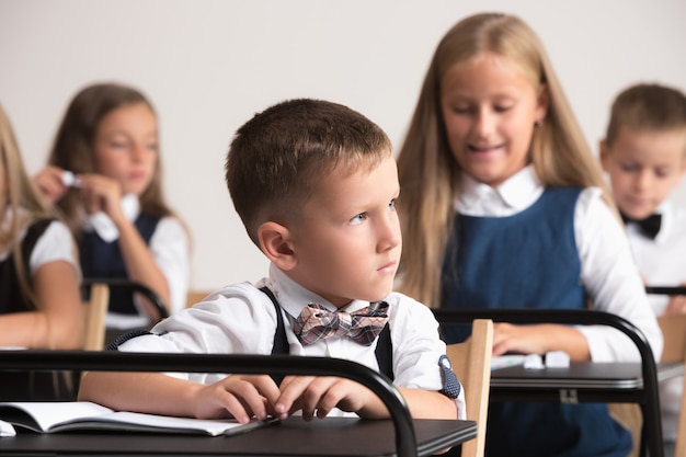 Niños en edad escolar en el aula en la lección