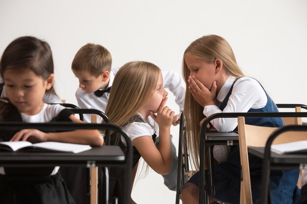 Niños en edad escolar en el aula en la lección