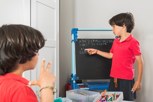 Los niños en edad preescolar estudian matemáticas juntos