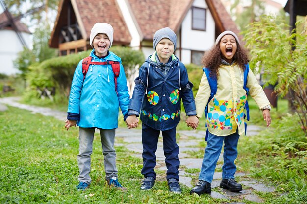 Niños emocionados que van a la escuela