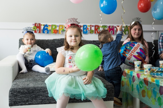 Niños encantadores en la fiesta de cumpleaños