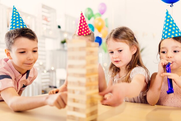 Niños enfocados divirtiéndose con el juego