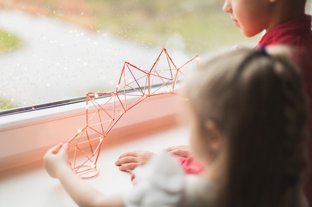 Niños enfrente de ventana en navidad