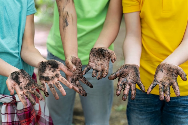 Los niños se ensucian las manos después de plantar