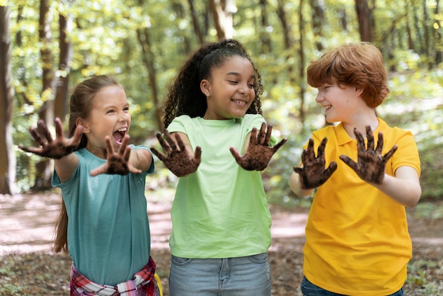 Los niños se ensucian las manos después de plantar