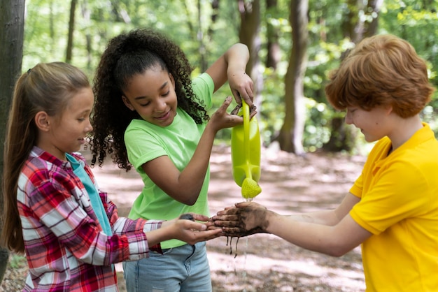 Los niños se ensucian las manos después de plantar