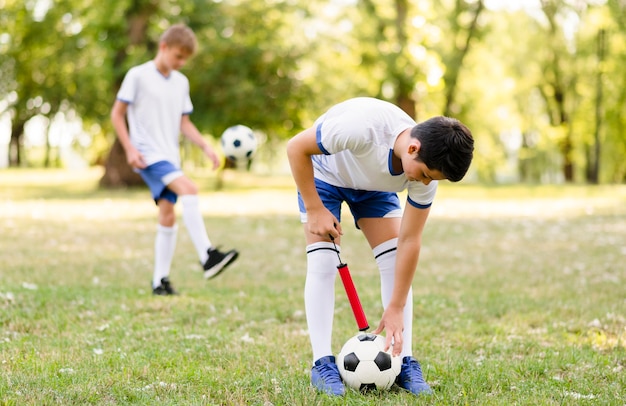 Foto gratuita niños entrenando para un partido de fútbol.