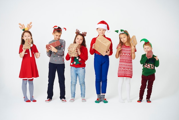 Niños entusiasmados con los regalos de navidad.