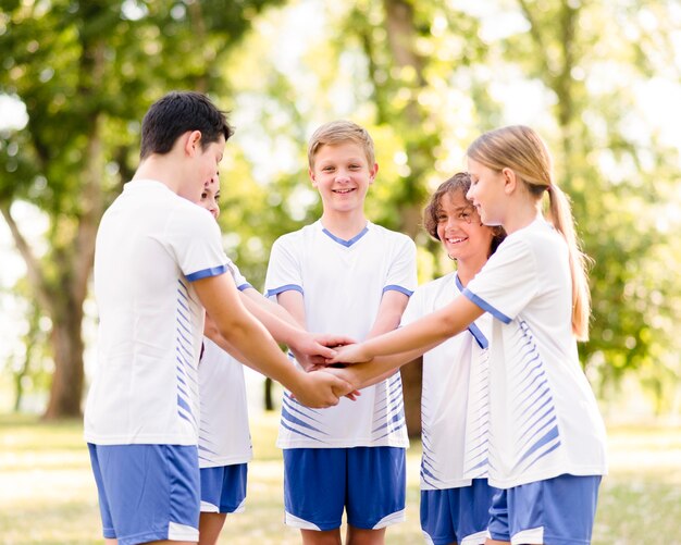 Niños entusiastas preparándose para jugar al fútbol