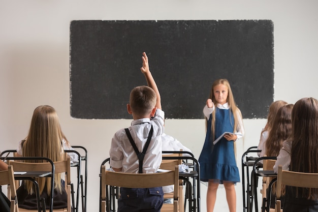 Foto gratuita niños de la escuela en el aula en la lección