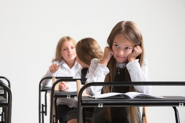 Niños de la escuela en el aula en la lección