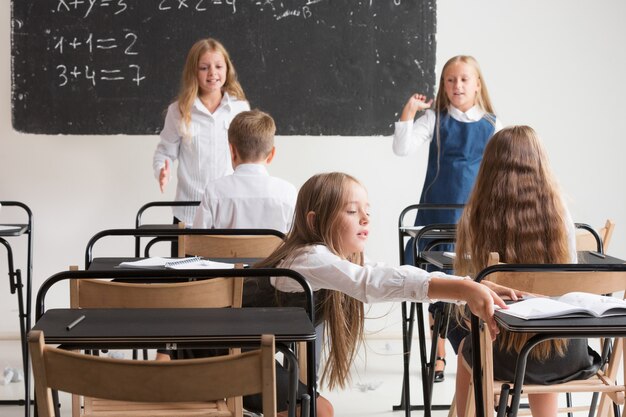 Niños de la escuela en el aula en la lección